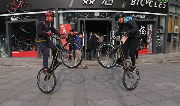 车行老板刘宁宁,攀爬高手海涛,孙永鑫等这些骑友,他们凭着对自行车的