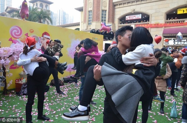 武汉:99对情侣上演花式接吻大赛 蛮拼的
