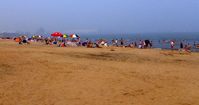 我们先在海边沙滩上玩了会儿,然后坐快艇去看了看老龙头.