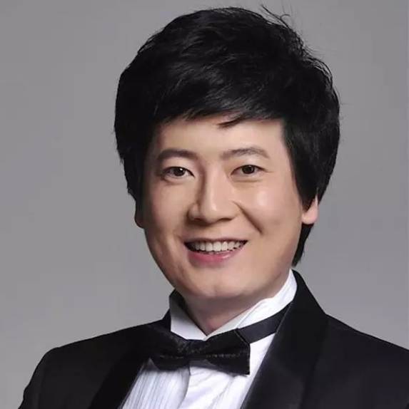 青年男高音歌唱家王泽南