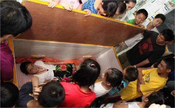 聘请著名艺术理论家给孩子们上课,用"躺在棺材中"的体验引发死亡的