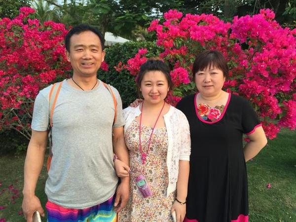 情人桥 拿着房卡 可以去礼宾部免费租挖沙玩具,秦秦里外衣服全湿透了