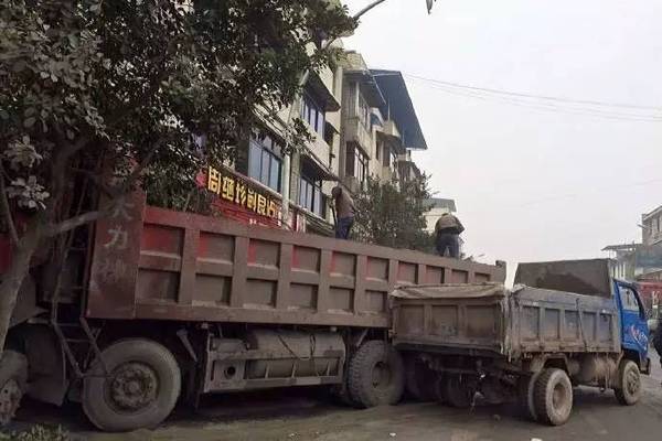 据现场目击网友称,一辆四桥货车(乐山往井研,与一辆拖挂车(井研往