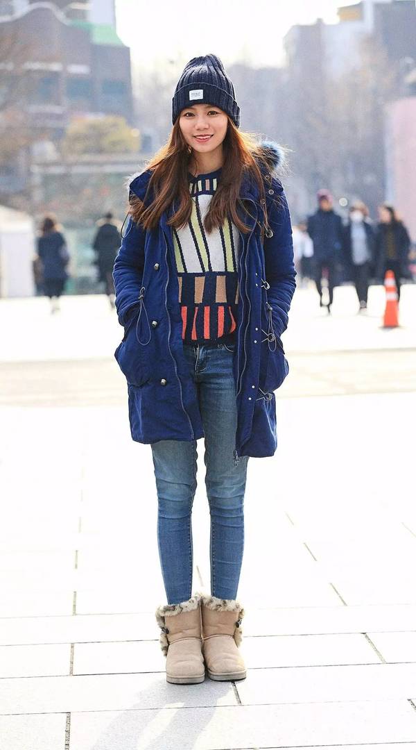 非常典型的韩国人的长相,细长的眼睛好看的单眼皮.