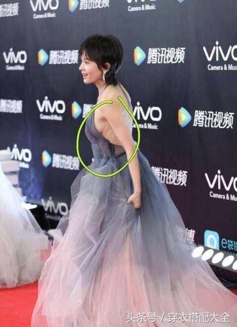 不过她的礼服却遭到了众多网友吐槽,被网友喷背太短,胸下垂,腰部细纹