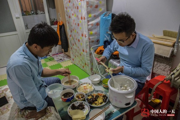 【中国人的一天】同性恋艾滋感染者:终生服药