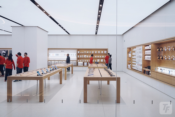 與位於天環廣場的廣州首家applestore相比,珠江新城店為單層設計,面積