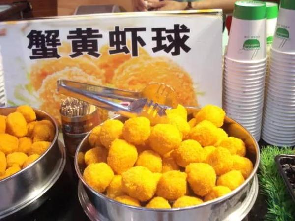 蟹黄虾球色美,质嫩,蟹黄香浓膏肥
