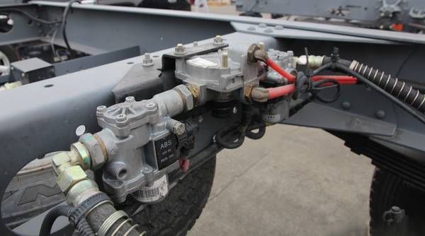 都将强制安装abs制动防抱死装置.