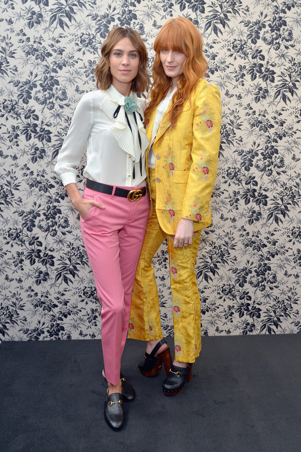 模特romee strijd佩戴古驰双g皮带,衬衫加牛仔裤基本搭配因为腰带而生