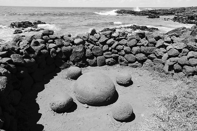 图为复活节岛上的景点:"光源的肚脐",这里被当地人认为是全世界的中心