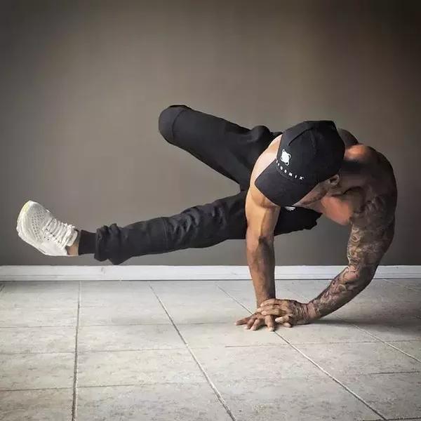 " 给儿子换上尿不湿,michael带着devin出现在沙滩上 看着这个满头黄毛