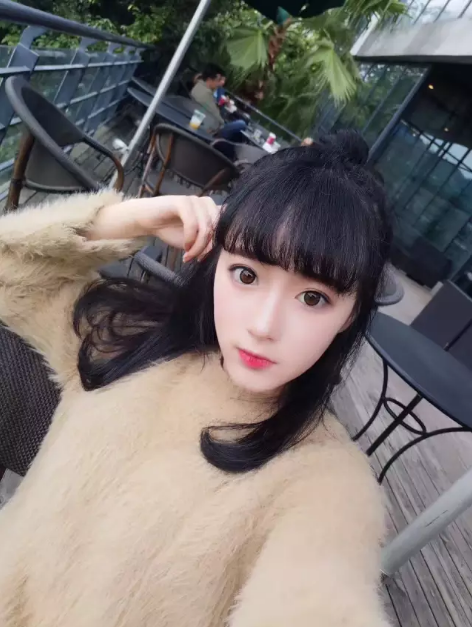 快手人气主播-何丹 她们打算22号18:30,在老表记江南店要搞三野事