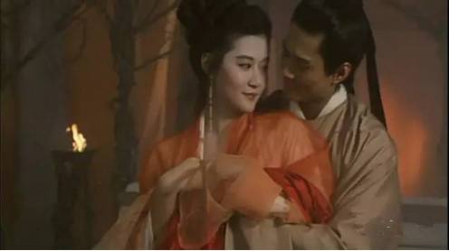 香港三级女神:18岁被母逼拍三级片,恋上丑男,嗑药割腕自杀