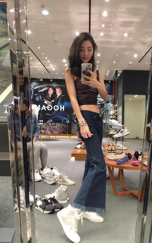 吴速玲带儿女去遛狗,包子姐姐阔腿裤小翘臀
