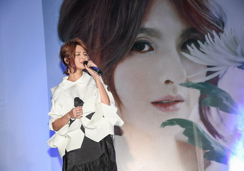 起主持的老搭档黄子佼做台,开启真心话模式的"佼佼沙发会客室",郭静说