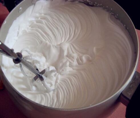 没有甜味的,人造的甜奶油才是甜的) 看完以上打发淡奶油的图文介绍后