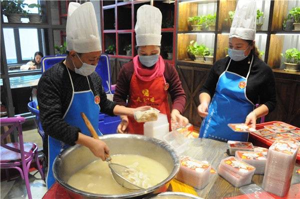 饺子哥冬至当日送千份饺子 坚持五年感动常在