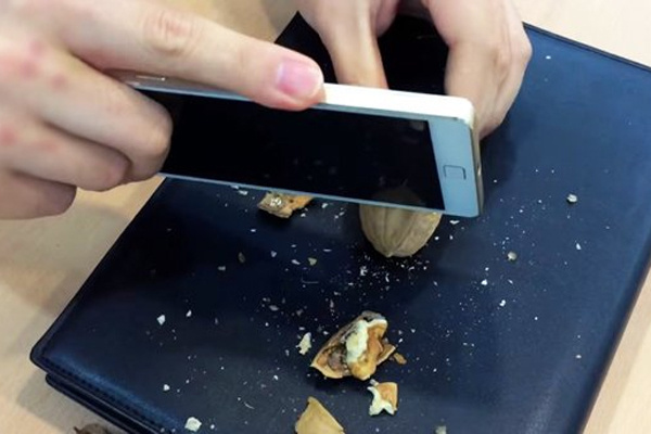 这个那么豪迈式手机砸核桃,同志们表示,这一定是大诺基亚吧