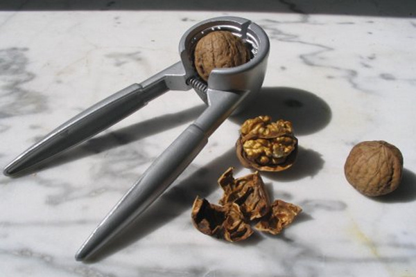 这些砸核桃神器都是开了挂的吗?心疼最后一个