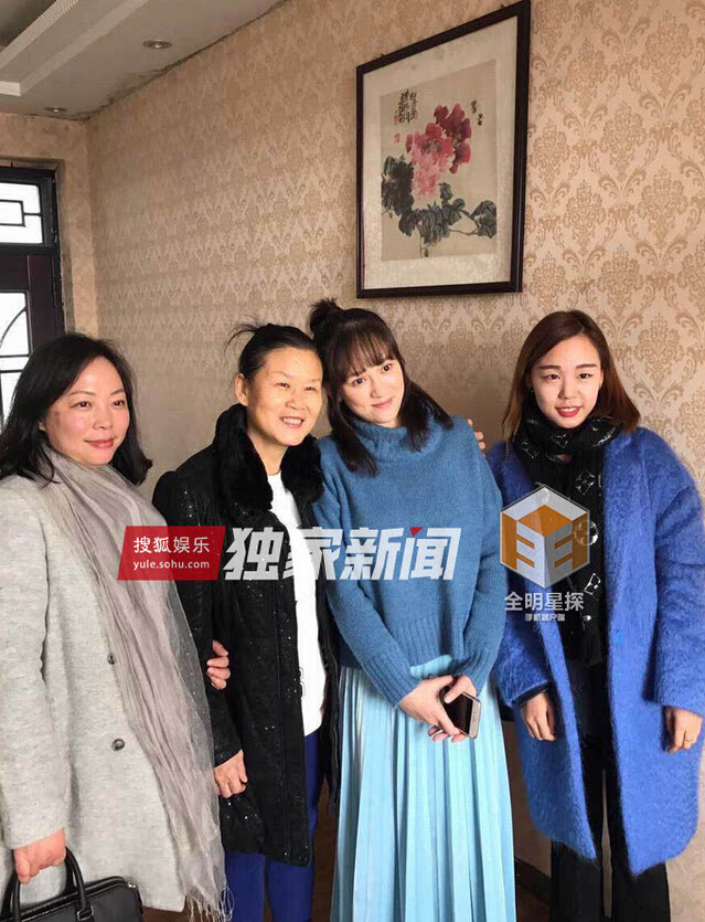 陈乔恩与王凯母亲(左二),亲友合影.