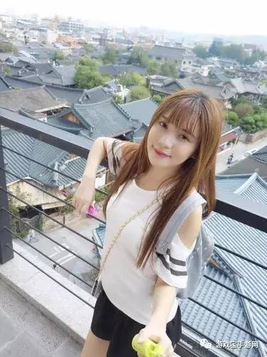 32d浑圆美胸正妹 台湾美女玩家晒火辣私照