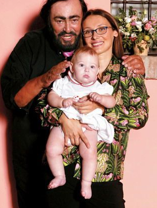 众所周知的世界第一男高音帕瓦罗蒂66岁的时候得了一个儿子!