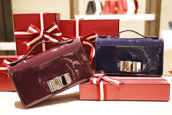 原价:11990  5折价:5995 很正的玫红色,强烈建议到店看颜色 经典