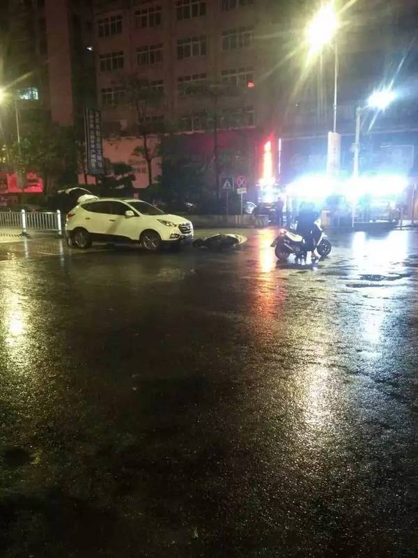 网友爆料:樟木头地王路口撞车.小车撞摩托车.一人受伤