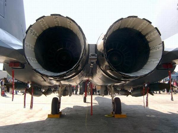 (下為美製f-15k戰機發動機尾噴口特寫)