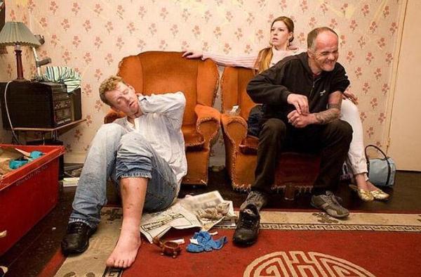 吸毒家庭的日常生活,面容衰老像是丧尸一般!