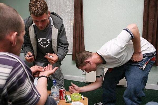 吸毒家庭的日常生活,面容衰老像是丧尸一般!