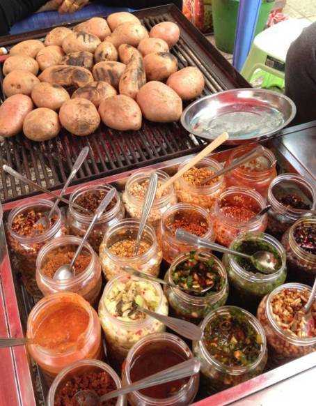 这些拿火烤着吃的云南美食,全吃过的举手!