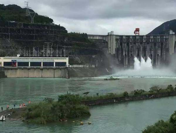 由于清江中下游隔河岩,高坝洲两座大型水电站的建成,形成20万亩水面.