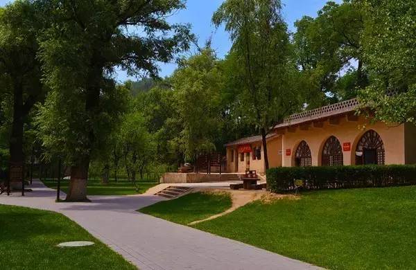 枣园原是一家地主的庄园,中共中央进驻延安后,为中央社会部驻地,遂