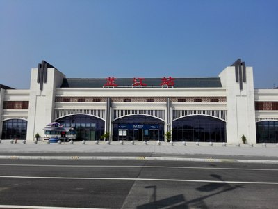 湖南芷江启动沪昆高铁全线开通乘客游佰瀑峡活动