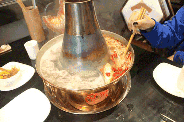 奉天承命,皇帝诏曰,即日起欢迎众爱卿到京锅品尝老北京火锅!