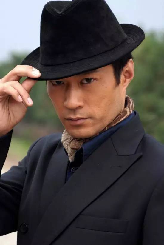 《凤穿牡丹》中可以为朋友两肋插刀,也可以为守护无暇而默默无闻的