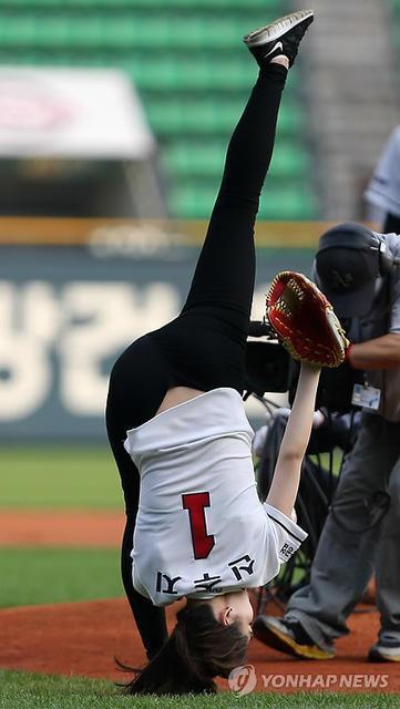 女神360度劈叉开球,金妍儿与孙妍在被完爆,第一美女她不服