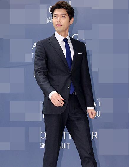 玄彬穿深沉的正装亮相,不过扣子那边是什么鬼?