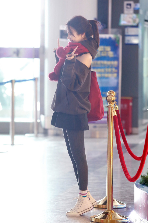 摆起剪刀手来也是毫不做作,一二三说来就来了.而且很呆萌有木有!