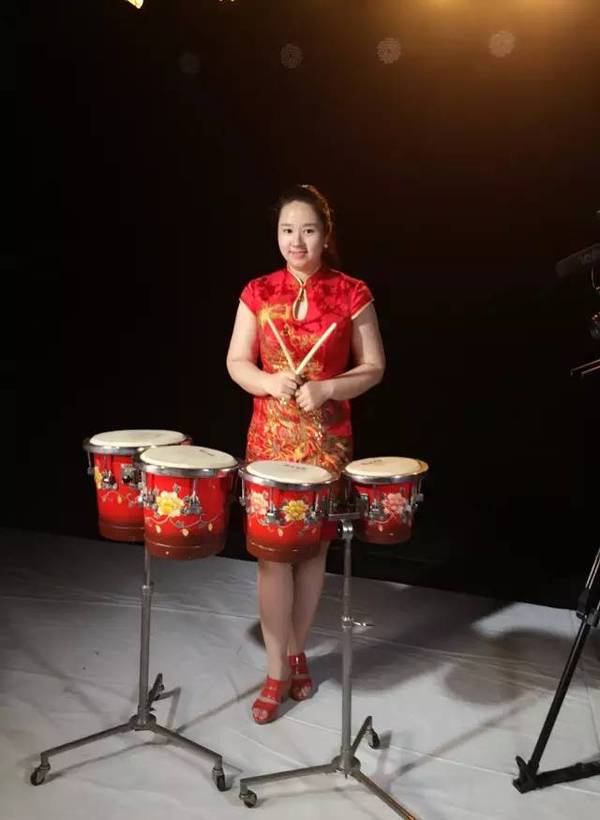 自幼喜爱音乐,7岁随父邓建栋学习二胡演奏,2004年考入闻名全国的清华