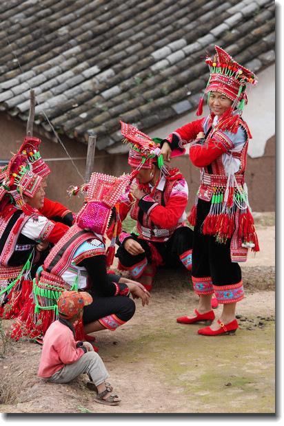 她们以特有的"花腰"彝家服饰造型及娴熟高超的舞龙技艺独树一帜,誉满