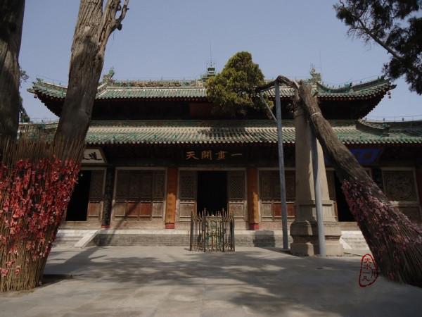 先天殿又称正殿,大殿,在中院后部正中,是伏羲庙的主体建筑.