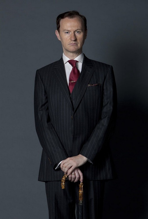 他第一次出场的黑色西装来自gieves  hawkes,同spencer hart一样是萨