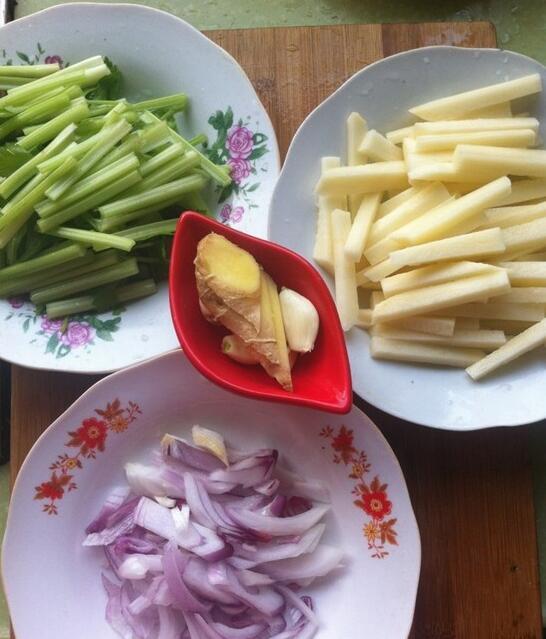 乾鍋蝦不錯,味道好不說,營養還豐富,更重要的是,食材易得,製作步驟