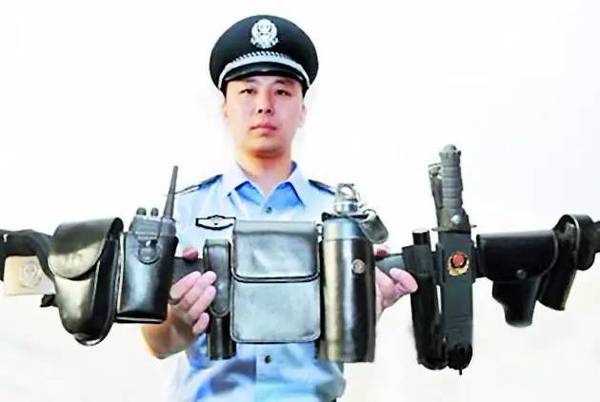 公安民警八大件图片