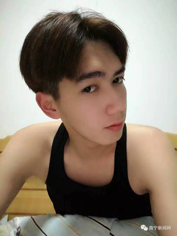 " ↑西大站自助售票机前已经排起了长龙,是不是专门去看小帅哥的呢?