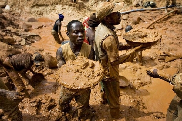 图为非洲的采矿场景
