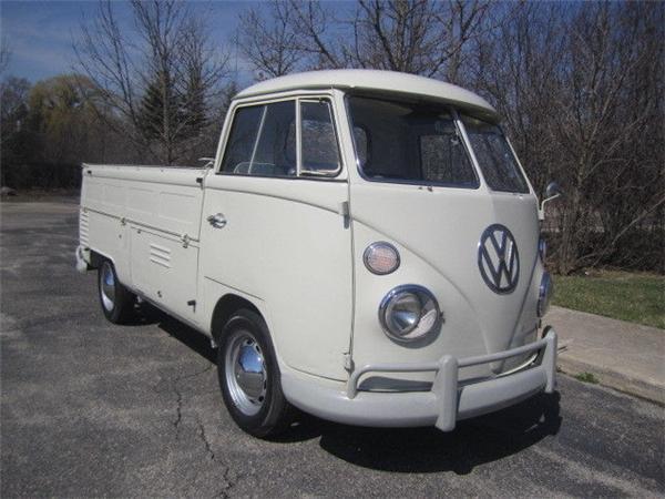 在《速度与激情5》里,皮卡的身影变少,笔者只捕捉到了一款大众t2皮 